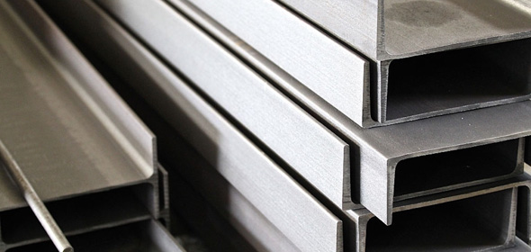 Profils en U empilés en acier, aussi appelés profils en C (channels)
