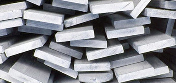 Barres plates en acier empilées