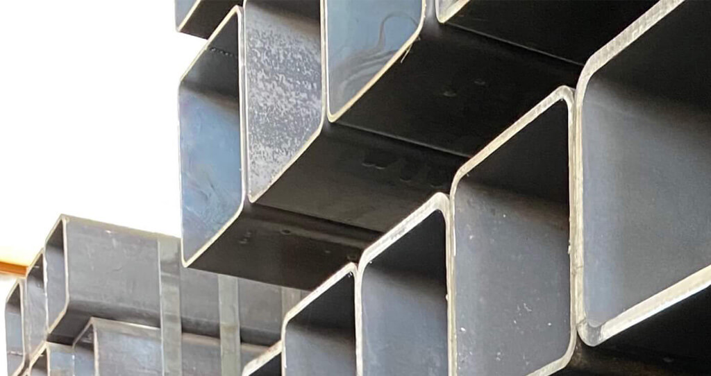 Tubes d’acier empilés, prêts pour la transformation ou la distribution.